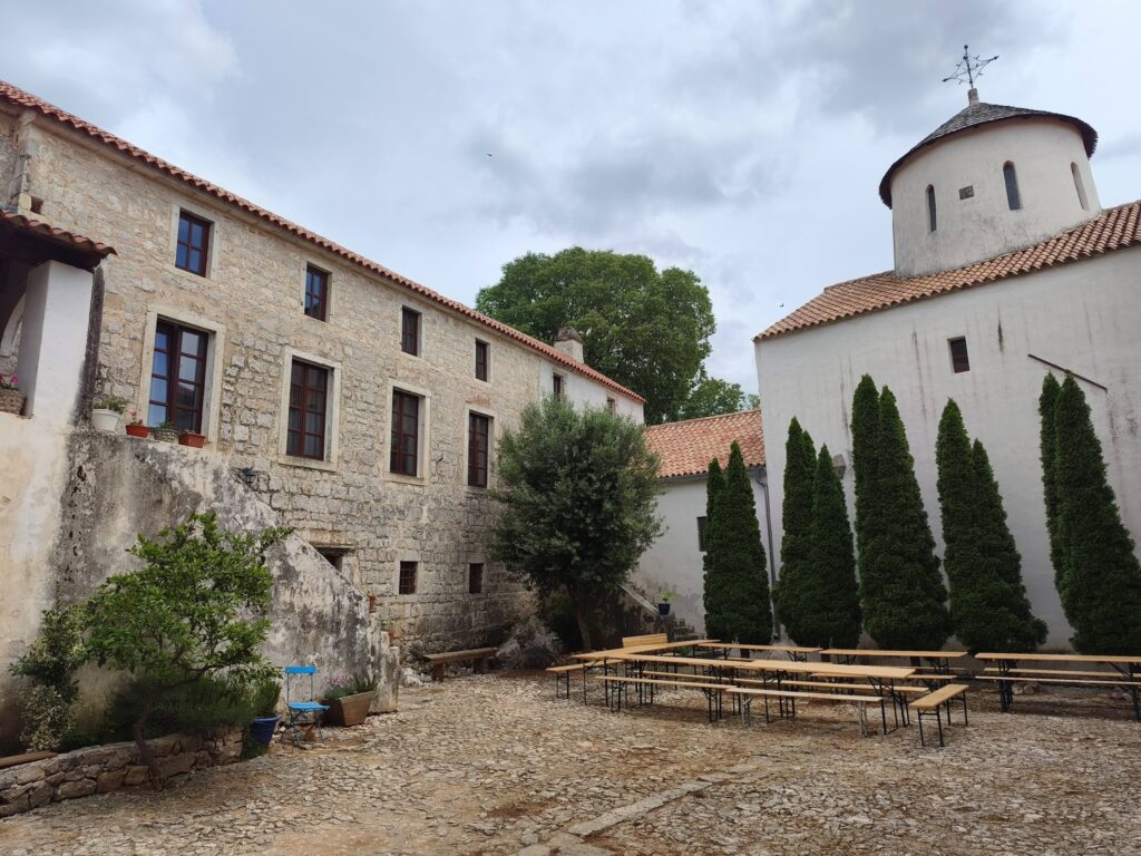 Manastir-krupa-01