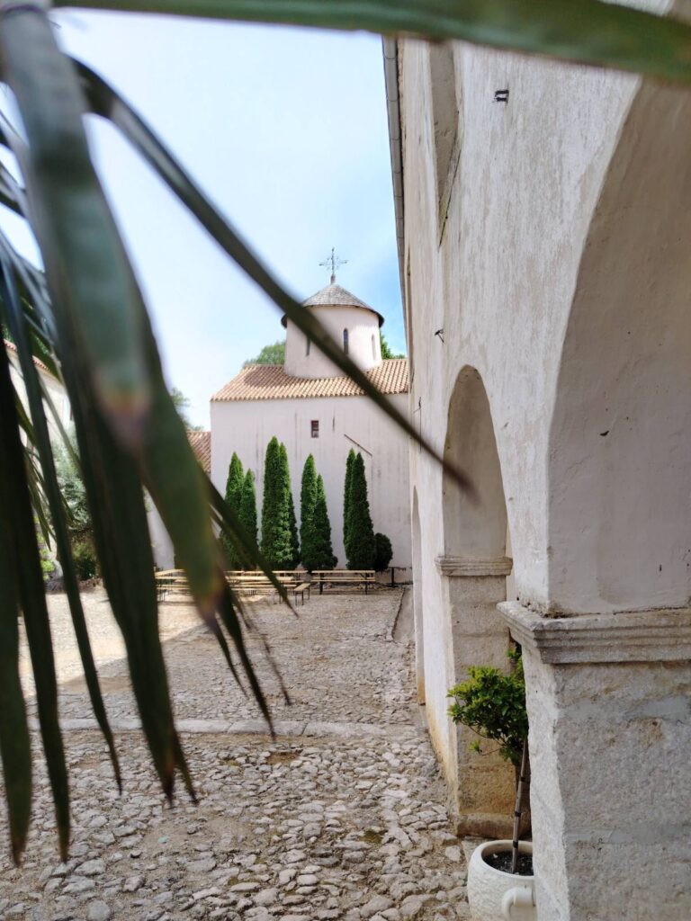 Manastir-krupa-13